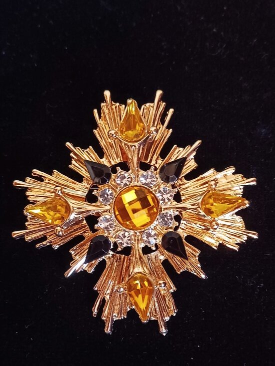 Jewelry - A Golden Beauty Brooch